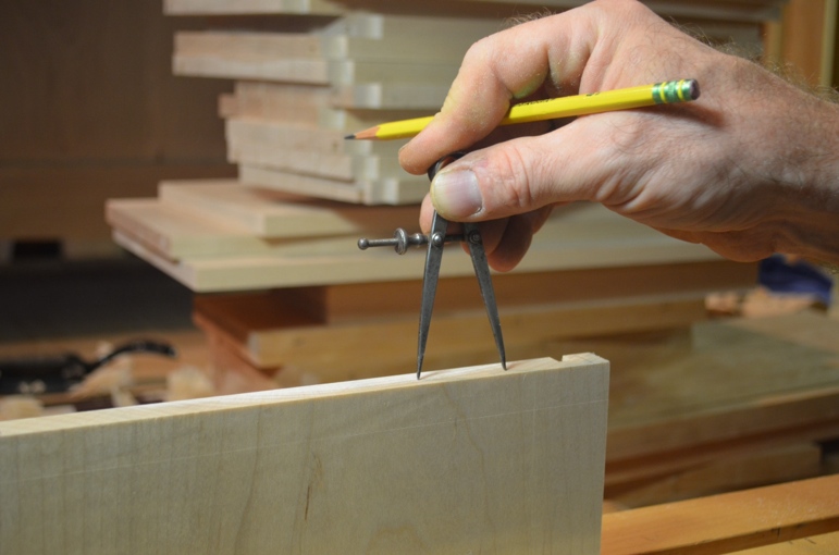 Laying out the dresser drawers dovetail spacing using dividers